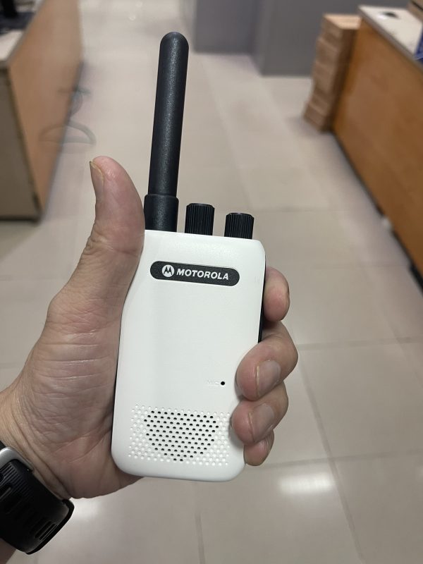 Máy bộ đàm cầm tay Motorola CP-168 VHF (màu trắng, Pin 3500mAh, kèm đế sạc)